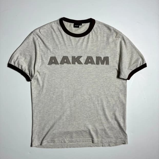 아캄 AAKAM 로고 패치 링거 반팔 티셔츠 R1652