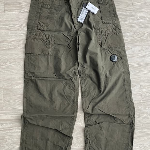 C.P Company 플랫 나일론 오버사이즈 팬츠 46사이즈