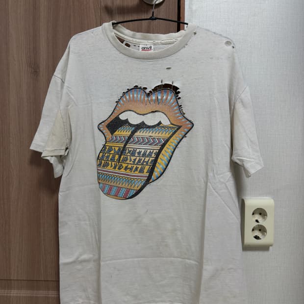 Super distressed Rolling stones Tour Tee
