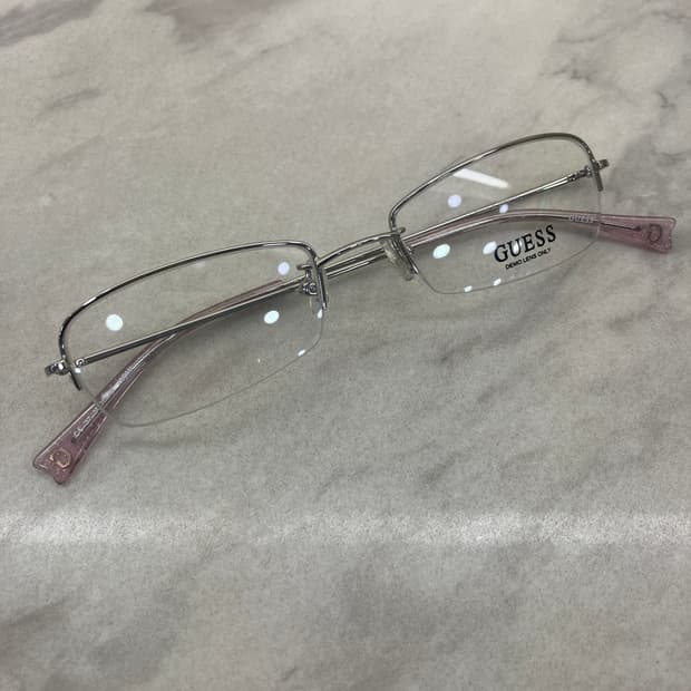 게스 GUESS 실버 스퀘어 반무테 안경