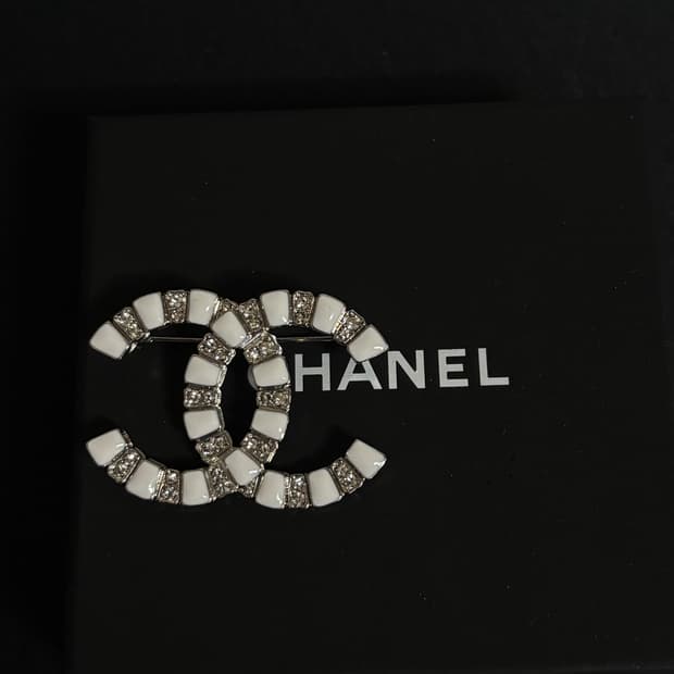 샤넬 cc로고 정품 업사이클링 실버 화이트 에나멜 브로치