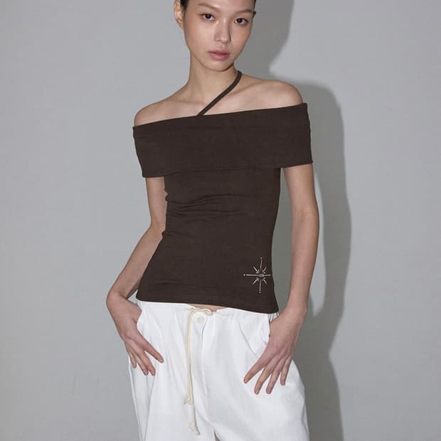 이네기 Embrace Off-Shoulder Top (brown)