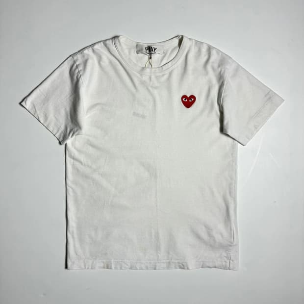 꼼데가르송 시그니처 레드 하트 와펜 반팔 티셔츠 R1908