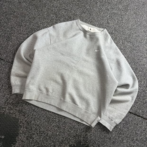 나이키 NSW 스우시 미니멀 그레이 크루넥 맨투맨 4140