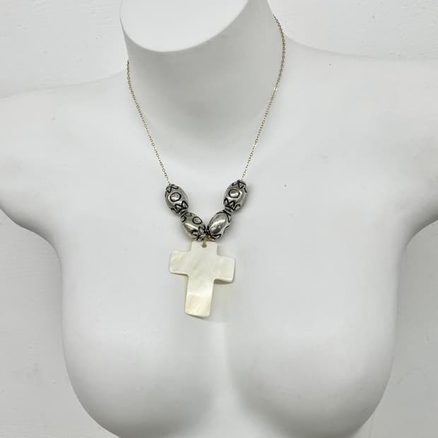 오리엔탈 자개 십자가 드롭 네크리스