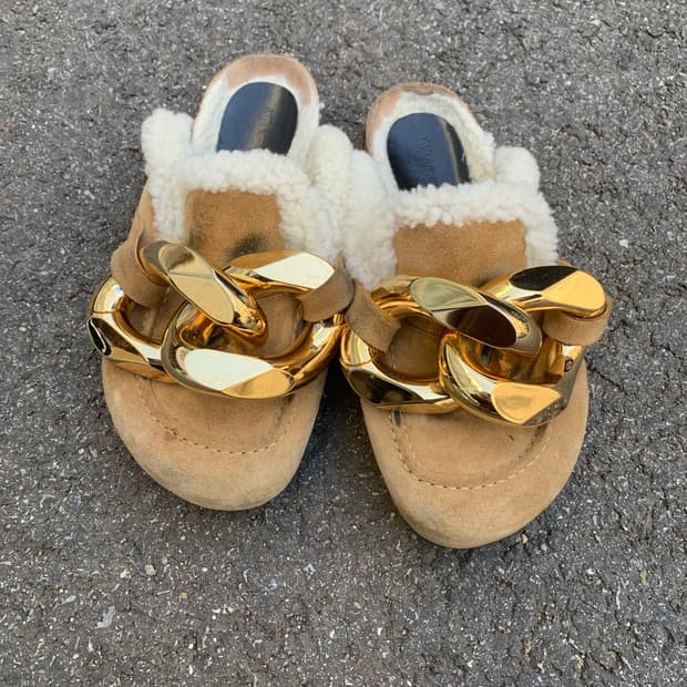  jw앤더슨 체인 퍼 뮬 (brown)