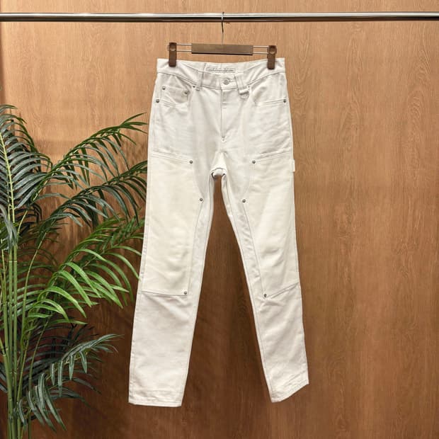 존 로렌스 설리반 스트레이트 데님 팬츠 페널 절개 스트랩 디테일 화이트