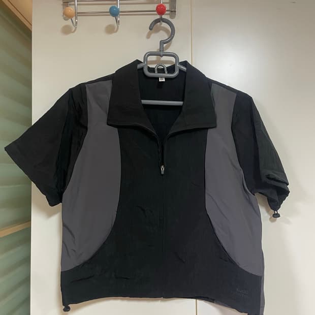 오호스 커브 포켓 스트링 집업 블랙 