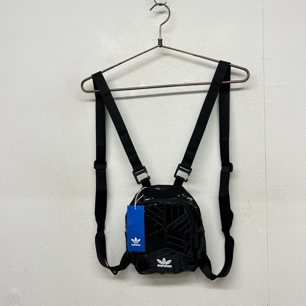 아디다스 블랙 에나멜 미니 백팩