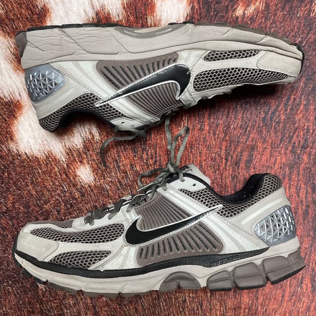 [300] 나이키 줌 보메로 5 칼리지 그레이 케이브 스톤