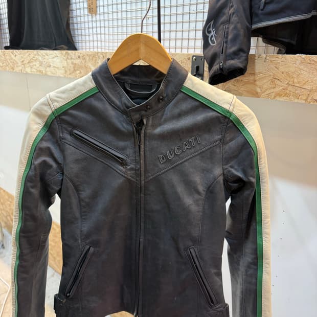 두카티 다이네즈 레더 자켓 판매합니다 