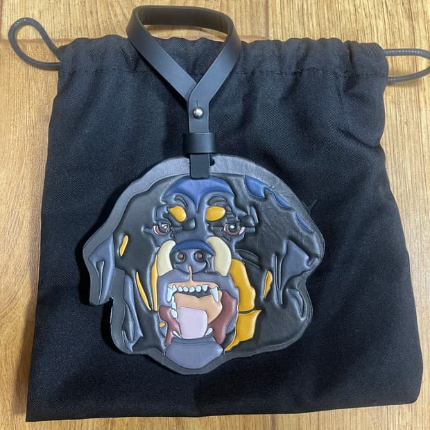 지방시 로트 와일러 백참 키링