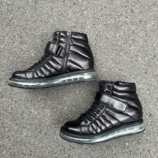 프라다 ‘levitate’ 퀼티드 웨지힐 하이탑