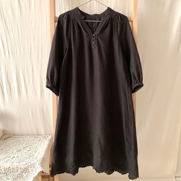 브라운 모리 펀칭 자수 원피스