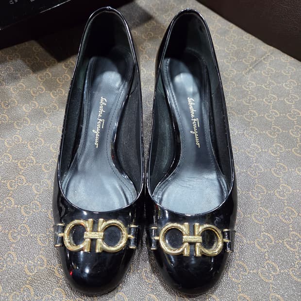 페라가모 간치니 골드 펌프스