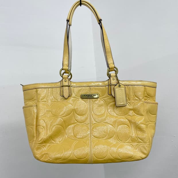 코치 에나멜 옐로우 로고 숄더백