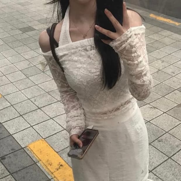 라티젠 레이스 오프숄더 탑