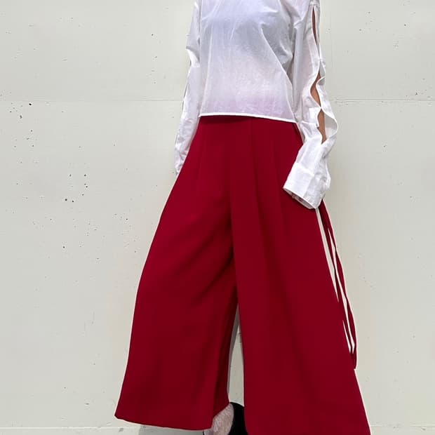 Open slit detail top / white