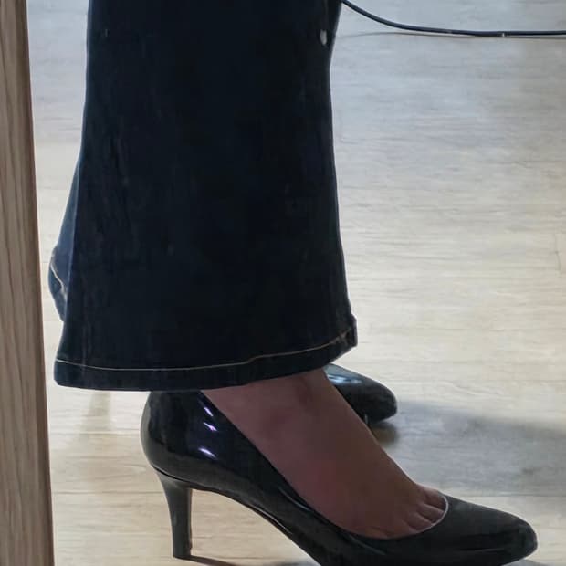 지미추 블랙 페이던트 펌프스 36