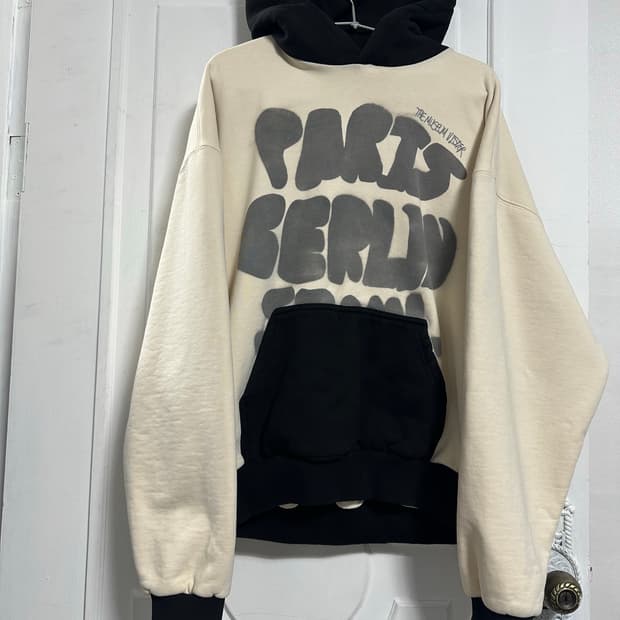 더뮤지엄비지터 스프레이드 후드티