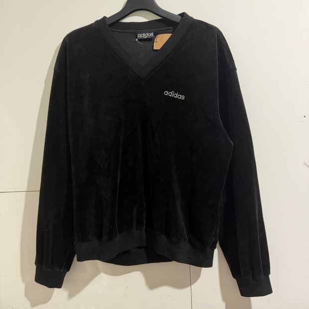아디다스 벨벳 브이넥 맨투맨