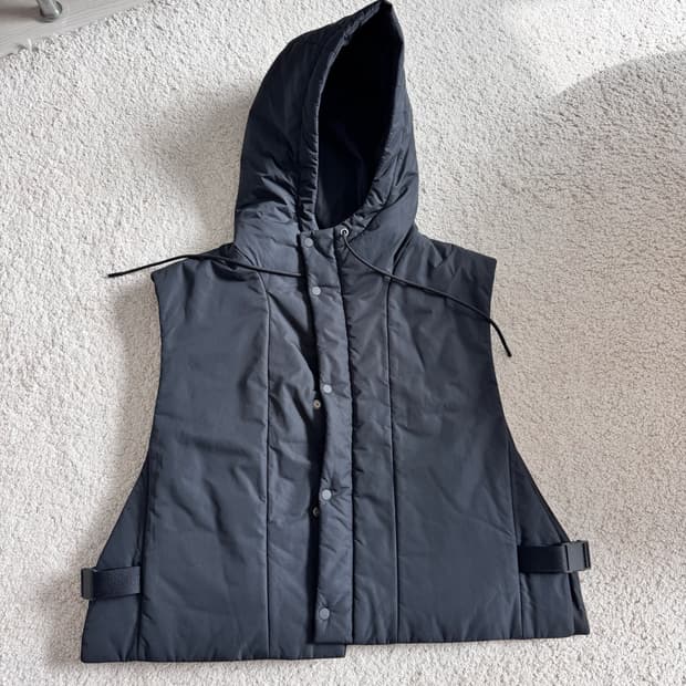 코스 버클사이드 패디드 후드 질레