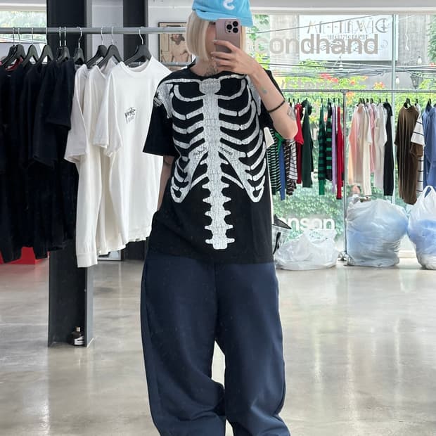 벤슨 스크래치 본 프린팅 블랙 반팔 티셔츠