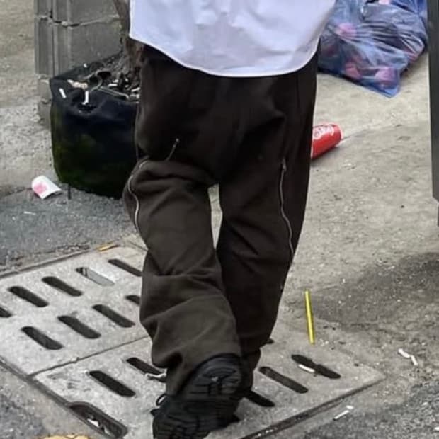 플라스틱프로덕트 웨이브 지퍼팬츠