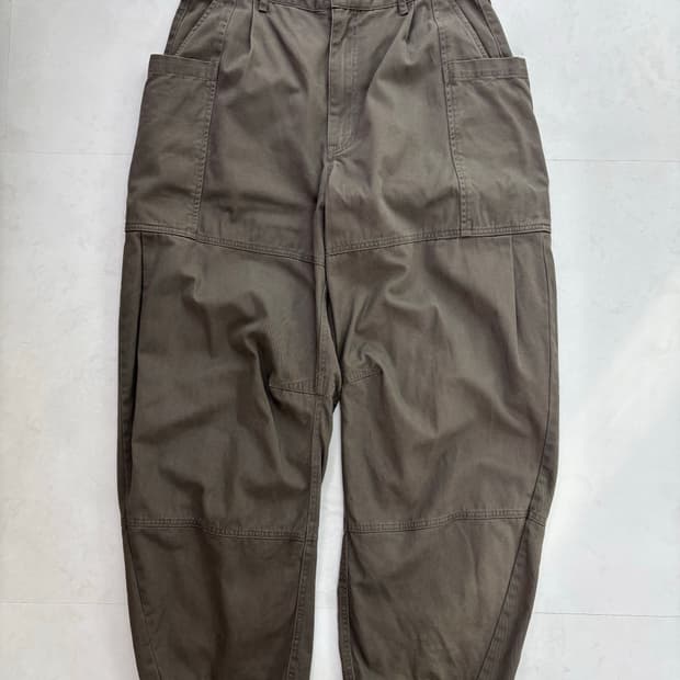 KHAKI BALLON CURVED PANTS