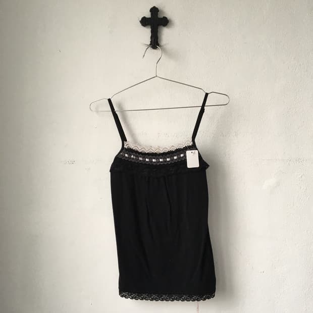 Lace point sleeveless