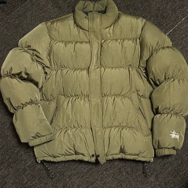 [M] 스투시 립스탑 다운 퍼퍼 자켓 올리브 - 22FW