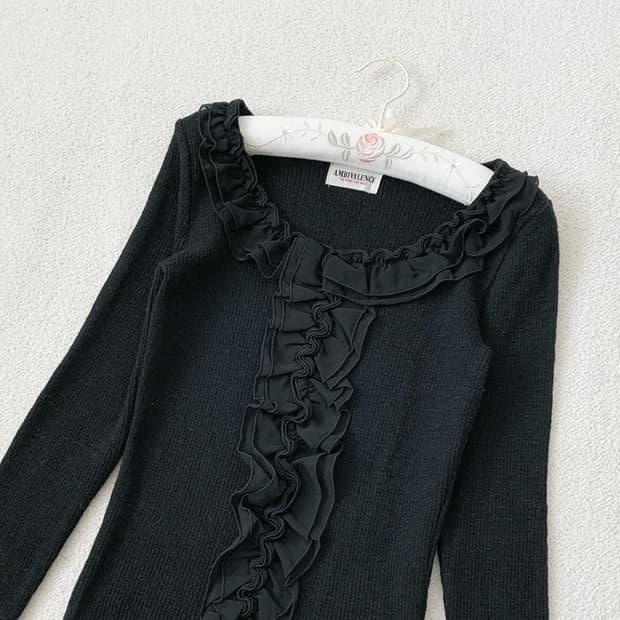 블랙 딱붙핏 골지 프릴 니트