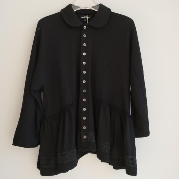 Lace wool gather button top