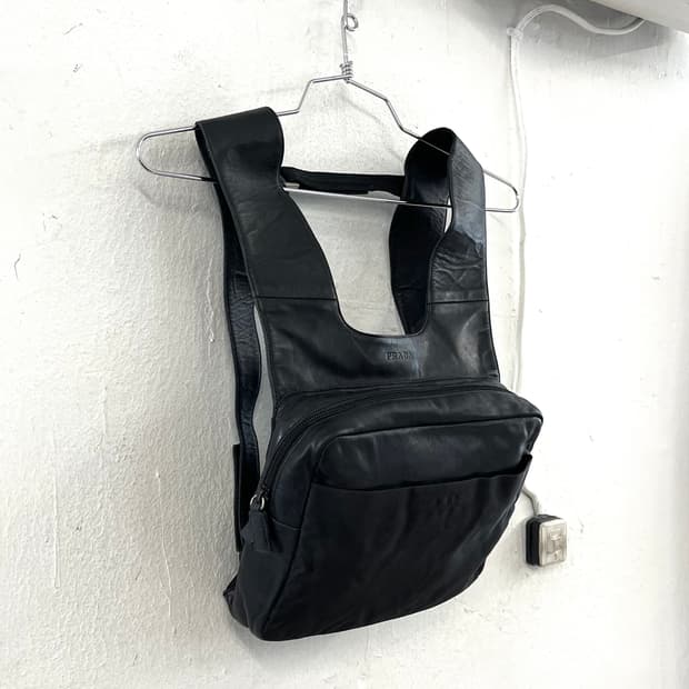 프라다 1999SS 런웨이 아카이브 링 체스트 백팩