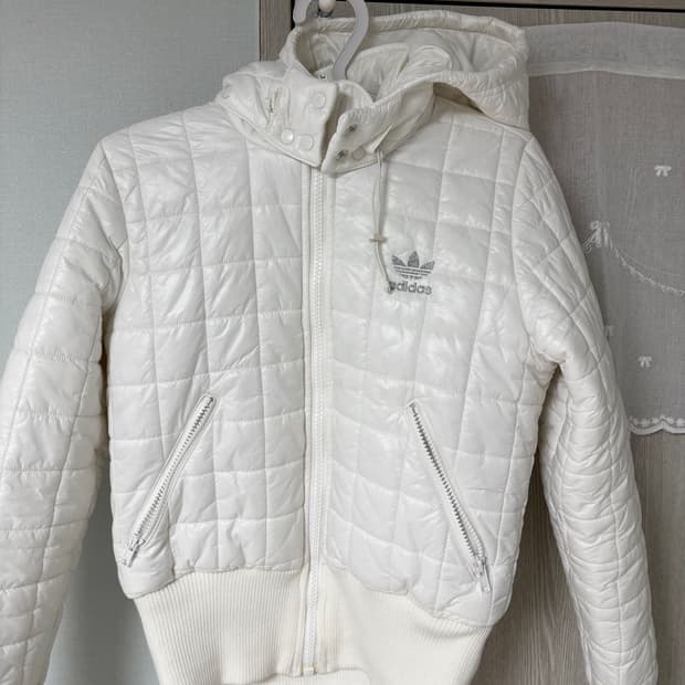 아디다스 퀄팅 경량 후드 패딩 실버로고