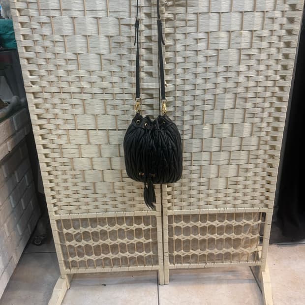 정품 미우미우 마테라쎄 나파 버킷백 팝니다