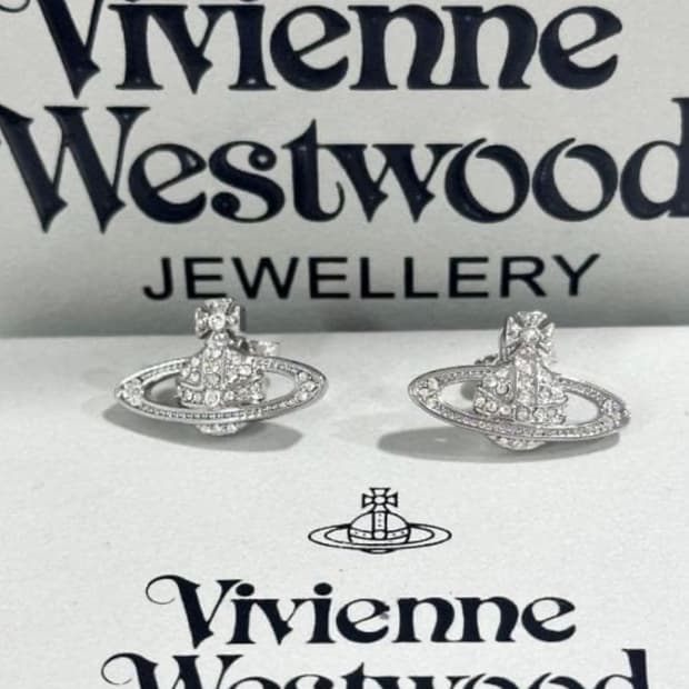 비비안웨스트우드 아카이브 화이트 크리스탈 시그니처 orb 귀걸이