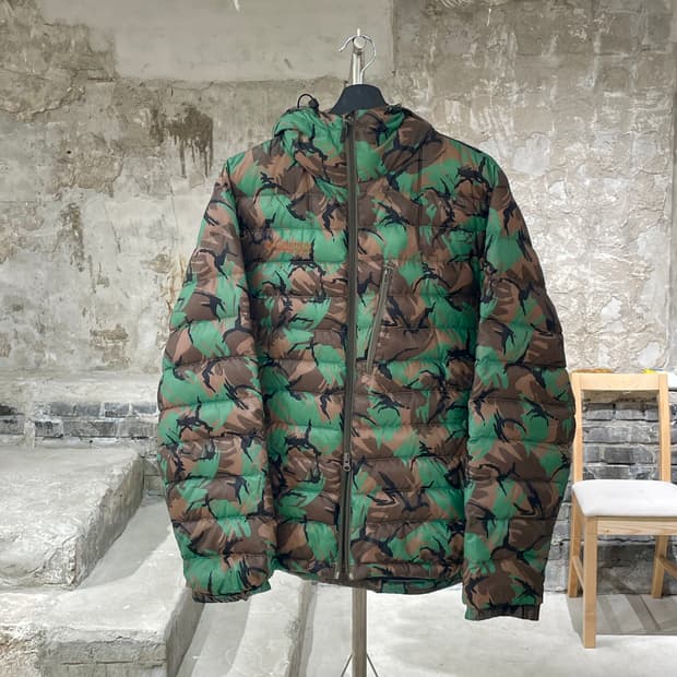 컬럼비아 카모플라쥬 구스 다운 투 웨이 후디 경량 패딩