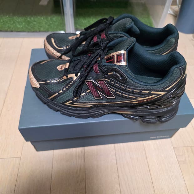 뉴발란스 x 키스 1906R 블랙 그린 275