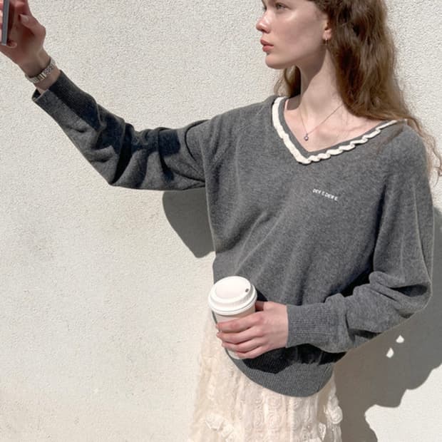 듀이듀이 브이넥 프릴 라인 니트 그레이