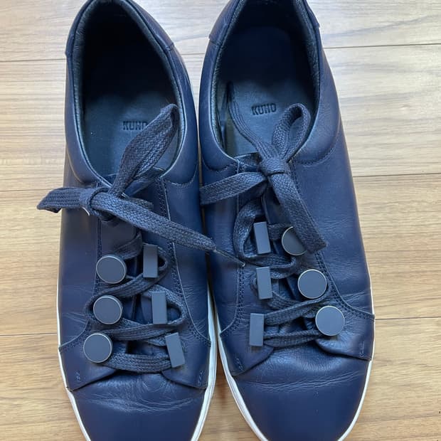 구호 네이비 가죽 스니커즈 245