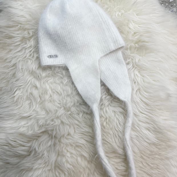 오도어 화이트 앙고라 이어플랩 비니