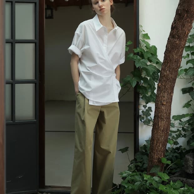 모이아 화이트 반팔 셔츠