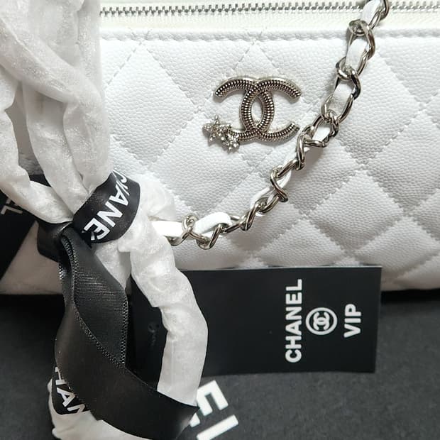 샤넬 AP4704 25B. 체인 클러치 미니 캐비어 화이트