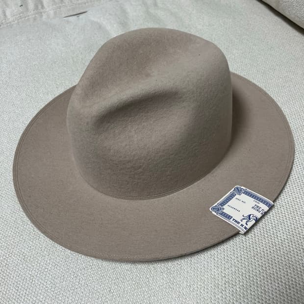 the h.w dog 페도라 아이보리 42 판매합니다