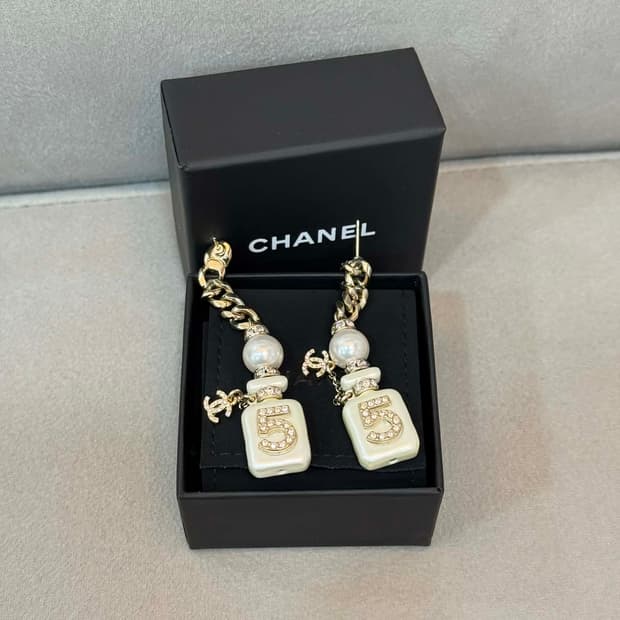 샤넬 넘버 5 진주 귀걸이 이어링