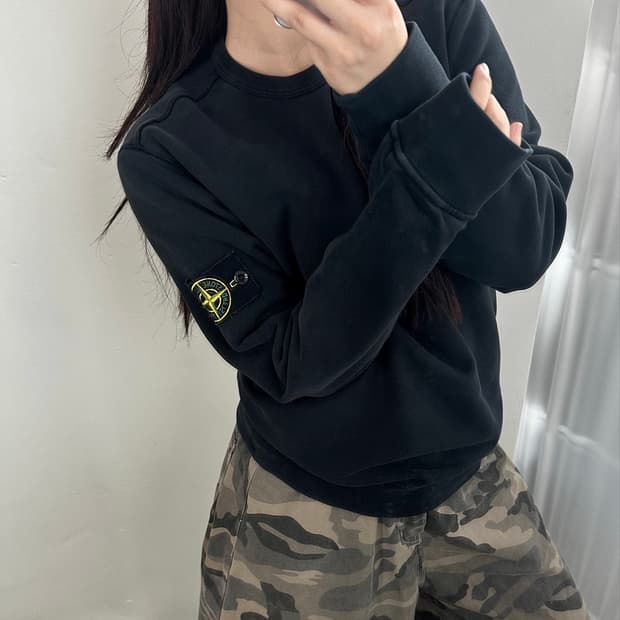 스톤아일랜드 와펜 블랙 맨투맨 