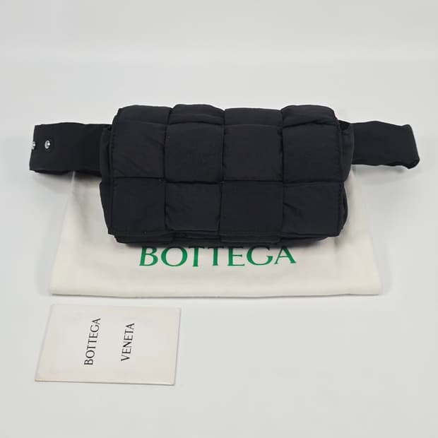 보테가베네타 패디드 테크 미니 카세트 벨트백