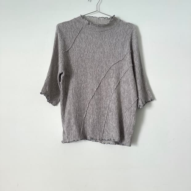 Ribbed swirl pattern pleats top / grey