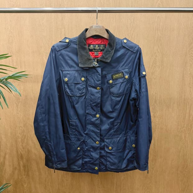 바버 필드 자켓 코듀로이 카라 골드 버튼 포켓 로고 패치 디테일 네이비
